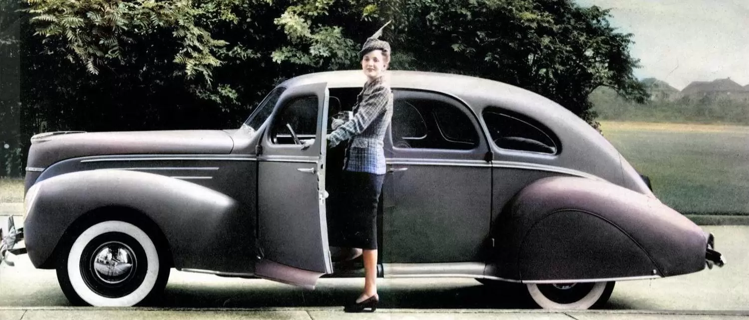 1939 Lincoln Zephyr Advertisement for women A woman posing for a 1939 Lincoln Zephyr brochure vehicle example.